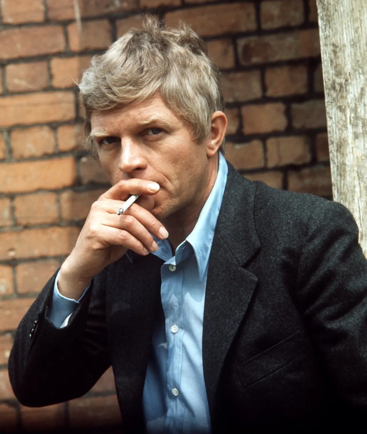 Hardy Krüger als Agent Jim Ellis in einer Szene des dreiteiligen Fernseh-Krimis „Das Messer“ (1971) nach einem Drehbuch des britischen Schriftstellers Francis Durbridge