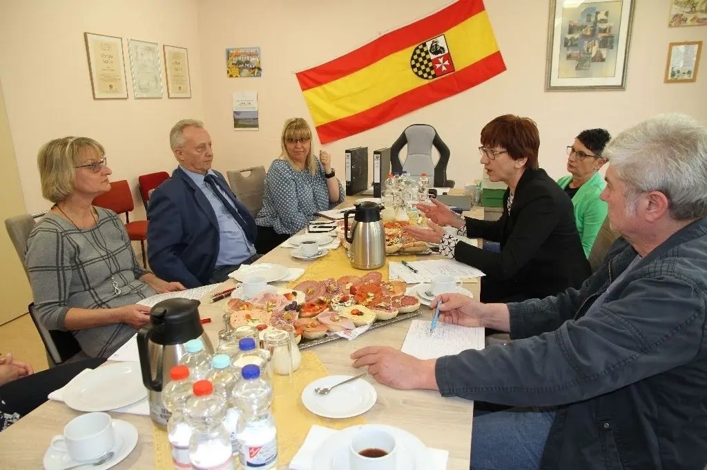 Umringt von Landes- und Kommunalpolitikern: Im Neuhardenberger Bürgermeisterzimmer diskutierte die Landes-Infrastrukturministerin Kathrin Schneider (Mitte, r.) über den Radwegbau nach Altfriedland und die marode Wulkower Ortsdurchfahrt.