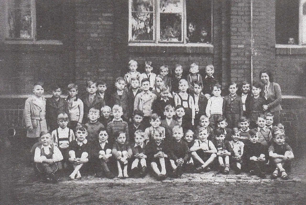 Die meisten jener 49 (!) Jungen, die sich hier mit Lehrerin Schöttler als zweite Klasse der Rolandschule in Brandenburg an der Havel präsentierten, waren zuvor die Abc-Schützen der Klasse 1b. Ein Foto aus dem Jahr 1946 gab es mangels Filmmaterial nicht.