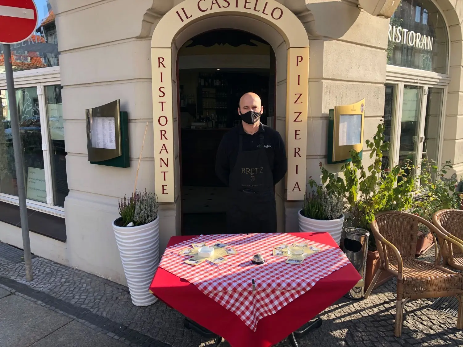 Ein Tisch versperrt den Zugang zum Ristorante Il Castello im Altstadtcarrée. Salvo nimmt Bestellungen an der Tür entgegen oder empfängt Abholer.