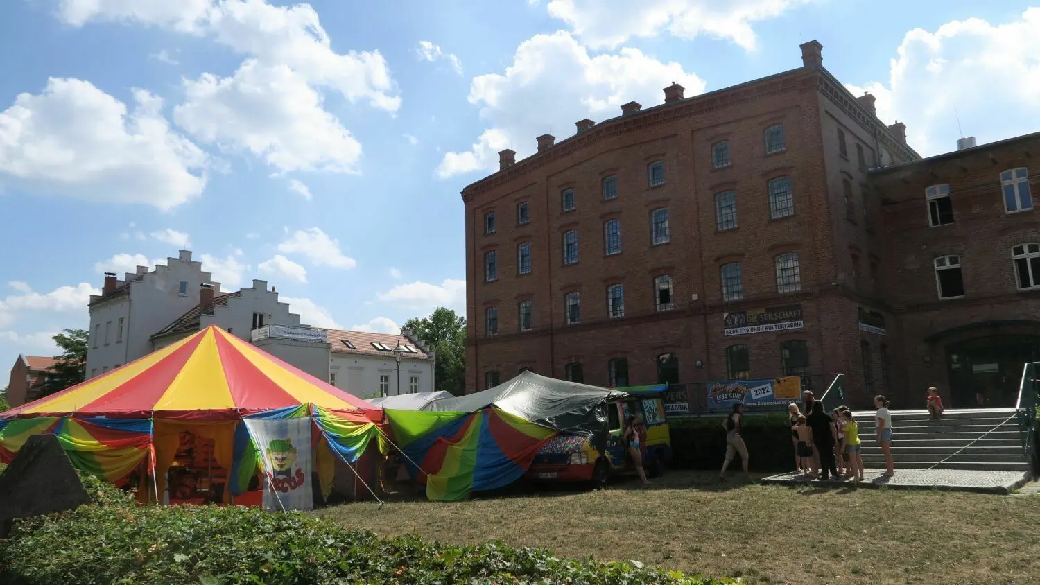 Der Zirkus Bombastico hat vor der Kulturfabrik Fürstenwalde seine Zelte aufgeschlagen und gehört zum Ferienangebot des Kinderladens in der Kulturfabrik.