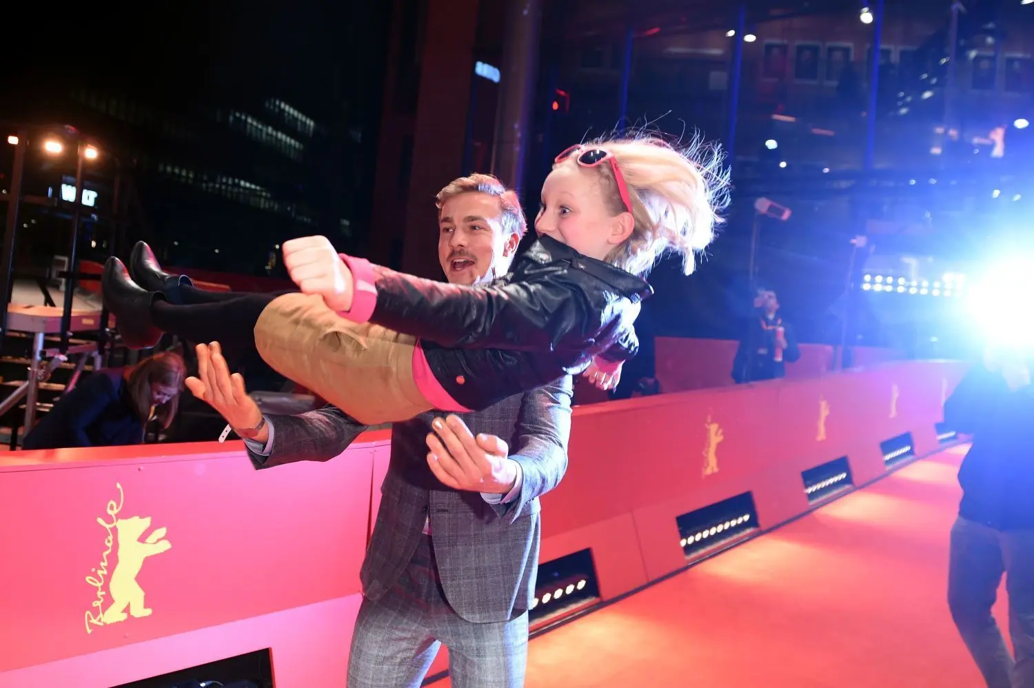 Und noch ein Auftritt: Albrecht Schuch und Helena Zengel (M) Darsteller des Films "Systemsprenger" freuten sich nach der Preisverleihung der Berlinale 2020. Den Silbernen Bären (Alfred Bauer Preis) erhielt Nora Fingscheidt, Regisseurin, für ihren Spielfilm, der Perspektiven eröffnet. Schuch erhielt für seine Darstellung des Betreuers Micha einen weiteren Deutschen Filmpreis.
