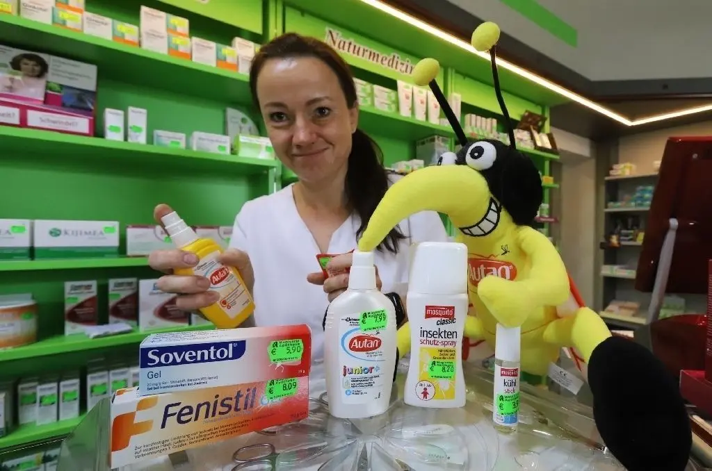 Die Nachfrage ist enorm: Mückenschutzmittel, aber auch Produkte zur Behandlung von Stichen sind derzeit landesweit begehrt. Apotheken sind da eine Anlaufstelle – so wie hier in Eisenhüttenstadt.