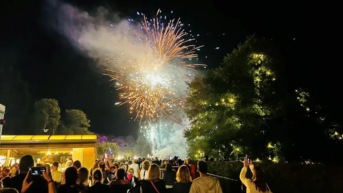 Für viele der Höhepunkt vom Flammenden Scharmützelsee: Das Feuerwerk. Bestaunt von Tausenden erhellte es den Nachthimmel am Samstagabend zur fortgeschrittenen Stunde – allerdings anders als in den Vorjahren.
Großer Andrang am Samstag
Lasershow und Feuerwerk trotz 100-jährigem Jubiläum auf Sparflamme.
Das Feuerwerk war sehr enttäuschend und wurde auch noch von Land aus gezündet. Im Gegensatz zu den letzten Jahren, war es sehr billig. Keine Highlights.
