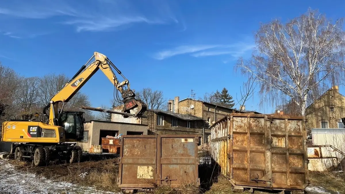 Vor einem Jahr wurde auf dem Gelände der künftigen Kita Baufreiheit geschaffen. Doch wann die Kita entstehen wird, bleibt weiter offen.
Kita Kenntnisreich GmbH Abrissarbeiten für neue Kita Mühlenstraße Velten Februar 2022