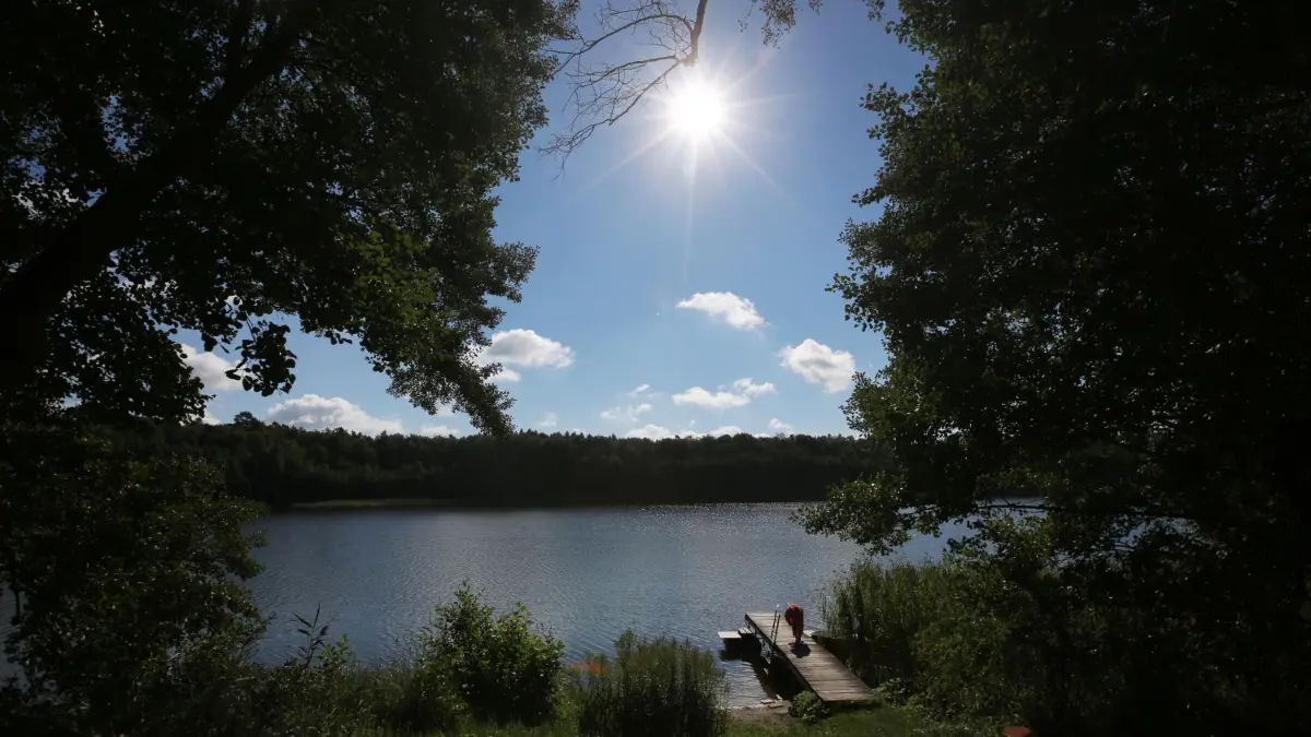 Blick auf den See: Die kleine Badestelle mit Schwimmsteg an einem Spätsommermorgen.
FKK CAmpingplatz Bugsinsee bei Jochimsthal am 03.09.2020 .