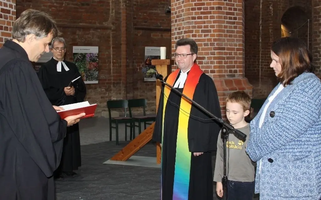 Superintendent Frank Schürer-Behrmann (l.) aus Frankfurt Oder richtet vor der Segnung noch einige Worte an die Familienmitglieder Christine, Justus und Tobias Kampf (v. r.).