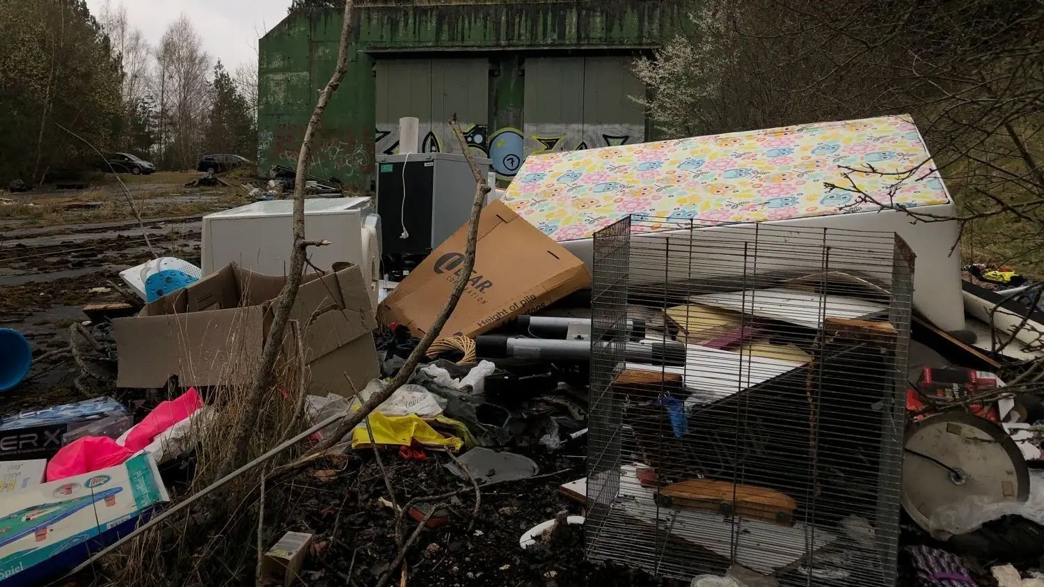 Dutzende solcher Dreckecken finden sich auf dem Hangelsberg. Auch gefährlicher Sondermüll. Anke Rudnik fragt sich, weshalb die Unbekannten den Unrat nicht bei der AWU entsorgen.