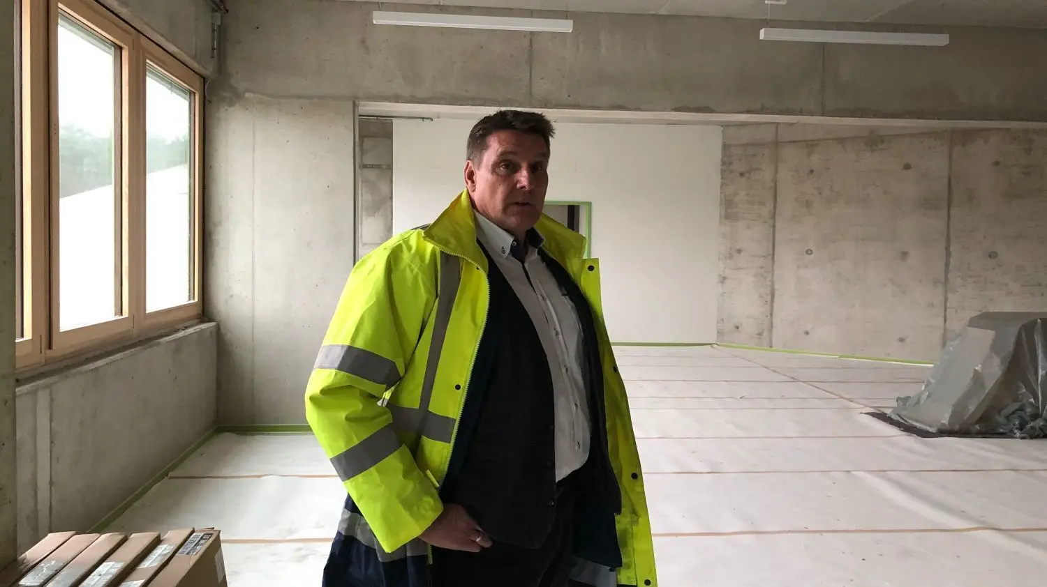 Der Gymnastikraum ist schon fast fertig. Eine Bank und Haken fehlen noch, sagt Kai-Uwe John, der von der Stadt Hohen Neuendorf aus für den Sportpark zuständig ist.