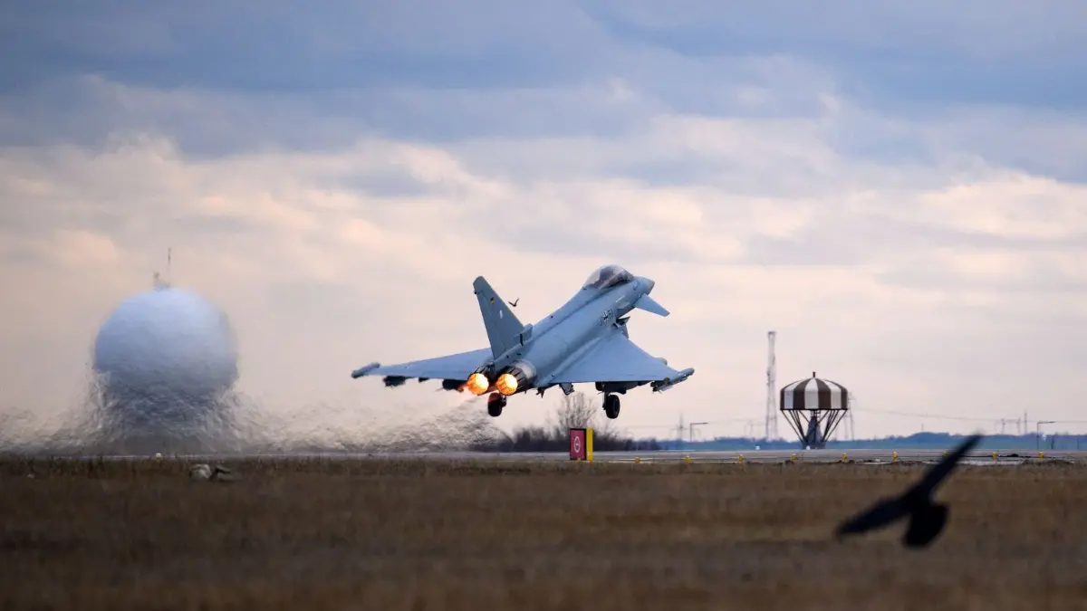 Ein Eurofighter beim Start: Soll Deutschland seine Zustimmung zum Export von Eurofightern nach Saudi-Arabien geben? Ein entsprechender Vorstoß von Bundesaußenministerin Annalena Baerbock (Grüne) stößt bei ihrer Partei auf Widerstand.
05.12.2023, Rumänien, Constanta: Ein deutscher Eurofighter startet auf dem Flugplatz Mihail Kogalniceanu, in der Nähe von Constanta (Rumänien). Die deutsche Luftwaffe unterstützt derzeit Nato-Mitglied Rumänien mit Eurofighter Kampfflugzeugen und einem Abwehrsystem gegen kleine unbemannte Luftfahrzeuge beim Nato-Programm ·enhanced Air Policing South·. Das Einsatzkontingent der Bundeswehr besteht aus insgesamt 150 Soldatinnen und Soldaten. Foto: Bernd von Jutrczenka/dpa +++ dpa-Bildfunk +++
