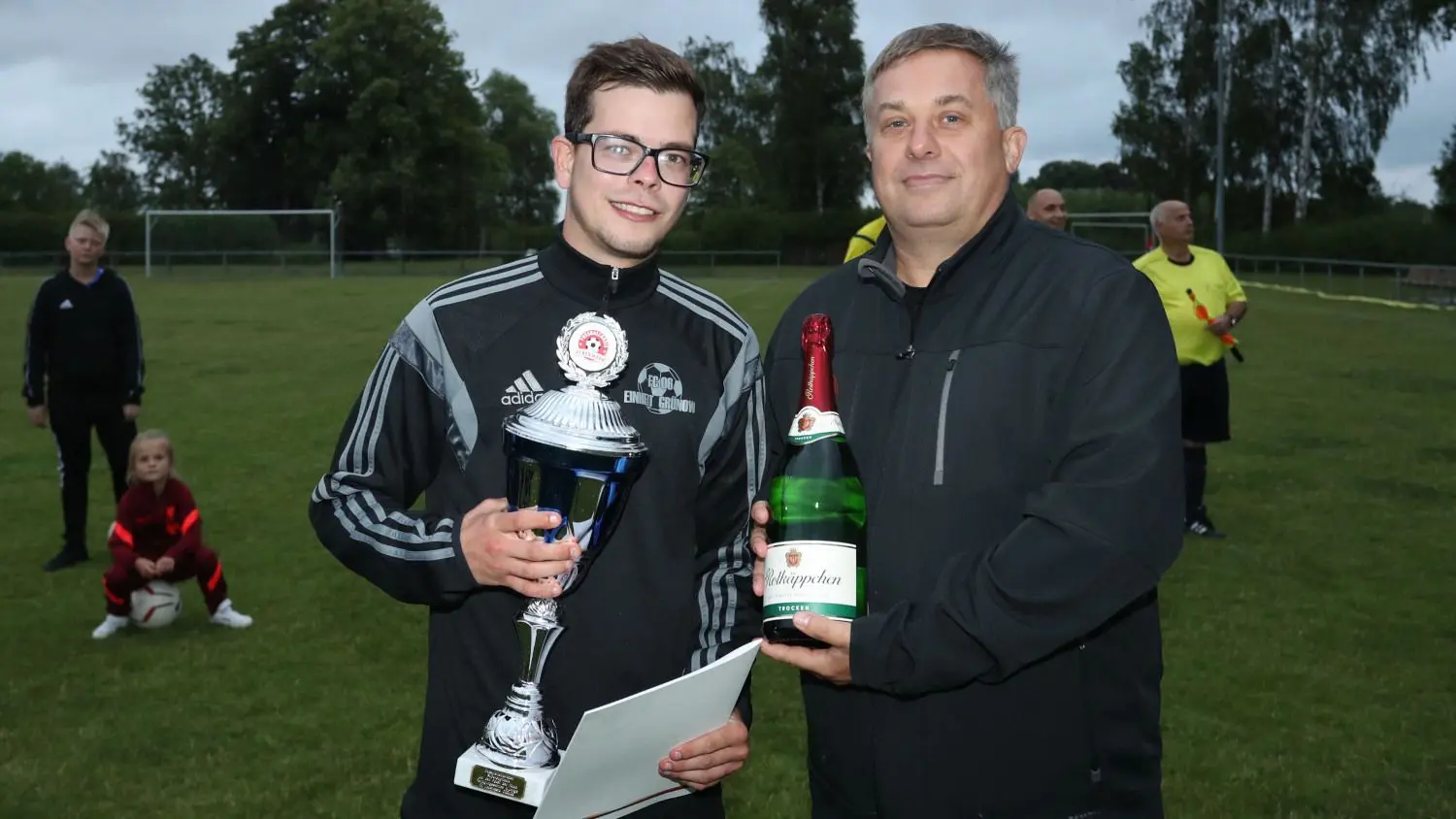 Lukas Mantik (links) nimmt vom Spielausschussvorsitzenden Thomas Schwarz den Pokal für Platz 2 in Empfang.