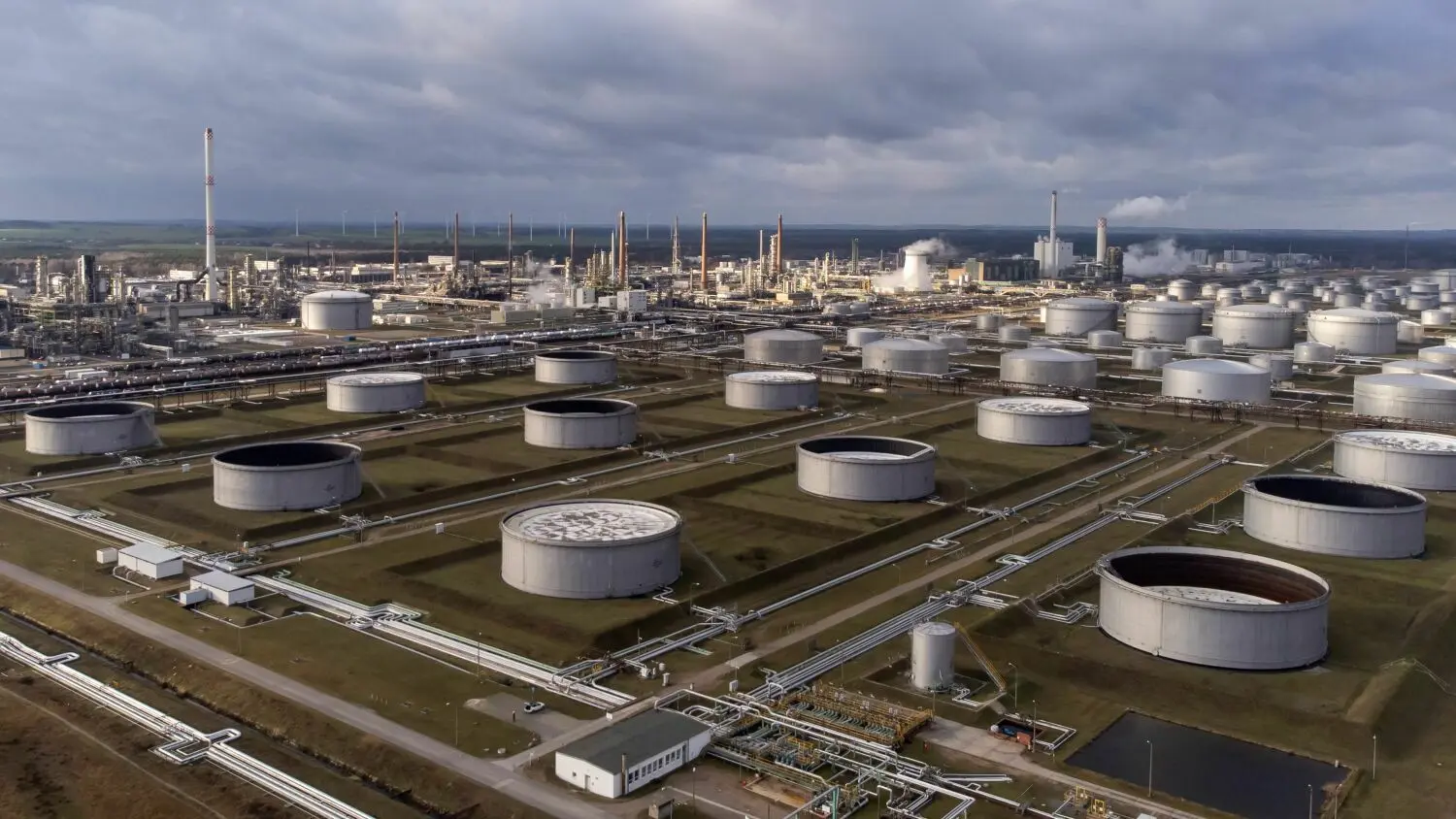 Volle Tanks: Lagertanks für Rohöl auf dem Gelände der Raffinerie in Schwedt sind mit russischem Öl gefüllt. PCK kann damit Lieferausfälle bis zu mehreren Tagen überbrücken.