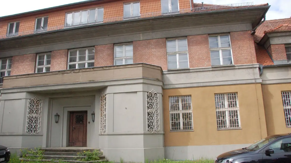 Die alte Landratsvilla in Bad Freienwalde - ein Investor aus Berlin hat große Pläne.
Landratsvilla ion Bad Freienwalde, 1925 vom damaligen Landrat Peter Friedrich Mengel errichtet. Soe gehört seit 2018 der Michael-Linckersdorff-Stiftung und soll zu einem Boutique-Hotel ausgebaut werden. Foto vom 18.Mai 2021.