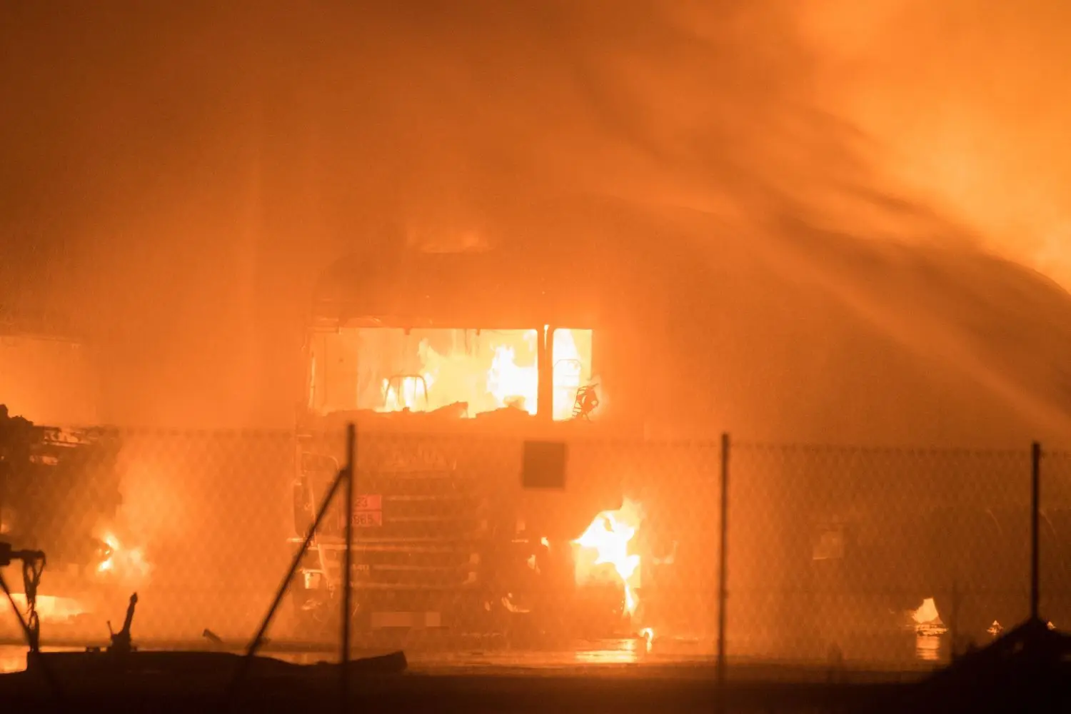 Brand in einem Gewerbegebiet in Ludwigsfelde-Genshagen (Teltow-Fläming): Mehrere Gefahrgut-Lkw stehen in Flammen.
