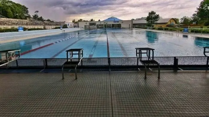 Im Sommer ein Freibad, im Winter eine überdachte 50-Meter-Halle. Diese Besonderheit wissen viele Marienbadfans zu schätzen.