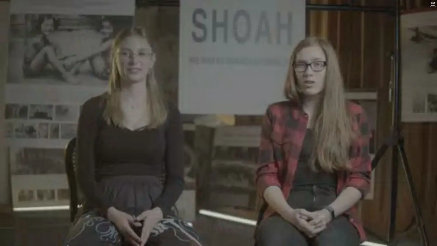 Schülerinnen und Schüler des Georg-Mendheim-Oberstufenzentrums in Oranienburg führten in die „Shoah“-Ausstellung ein.