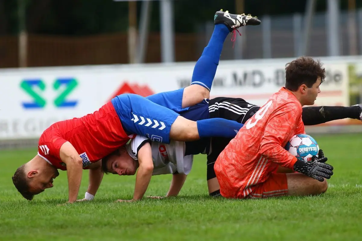 Weich gelandet: Mutig warf sich Keeper Jonas Knespel ins Getümmel am Fünfmeter-Raum. Das Tor bedrohte nicht nur in dieser Szene Szymon Sidorowicz (links).