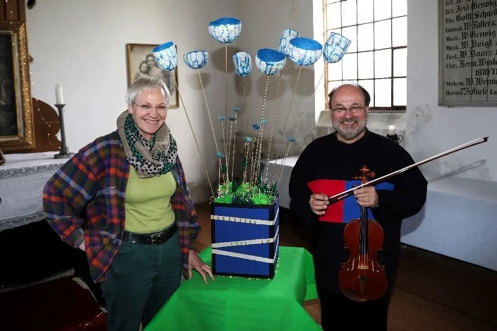 Violinist Holm Birkholz mit seiner Ehefrau Gudrun Birkholz, die das Bühnenbild zum Konzert gestaltete.