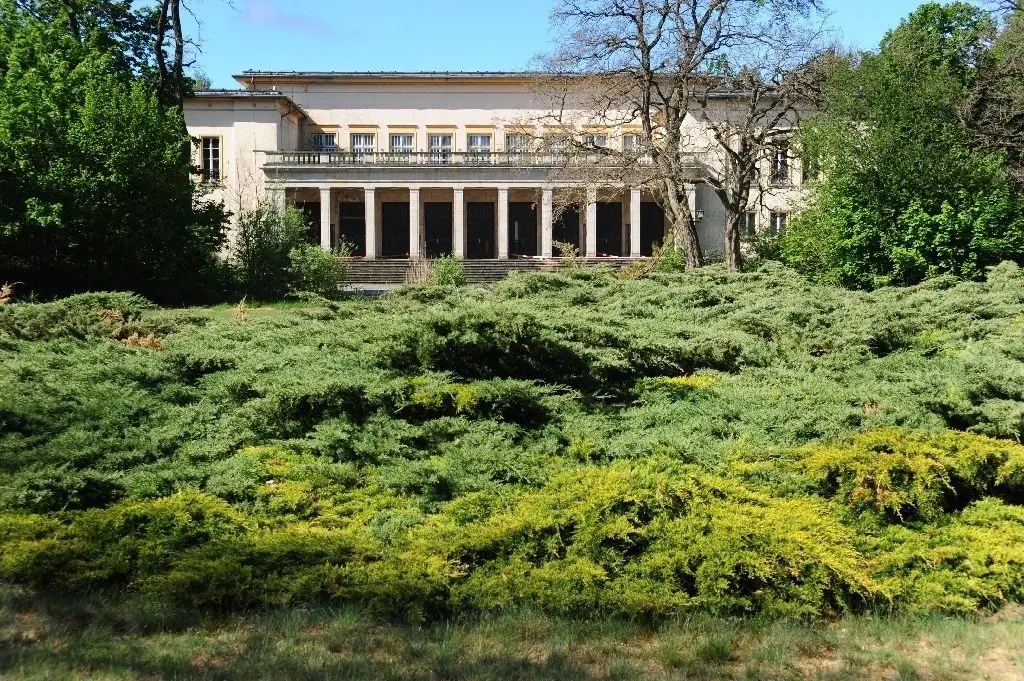 Noch immer imposant: Vom stalinistischen Baustil sind die Gebäude geprägt, die unter anderem einen großen Hörsaal, ein Hallenbad und viele Unterkünfte  beinhalten. Der Freiraum zwischen den Hauptgebäuden wurde einst mit Grün beplanzt.