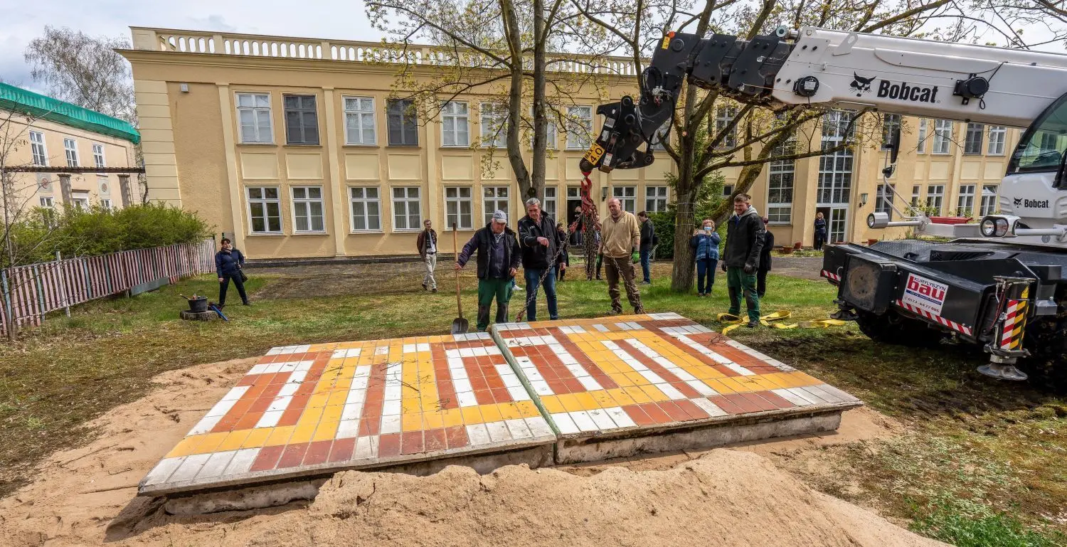 Erste Maiwoche 2021: Alte Platten mit Keramikfliesen von einem abgerissenen Hochhaus in Eisenhüttenstadt sind ins Dokumentationszentrum Alltagskultur der DDR umgezogen.