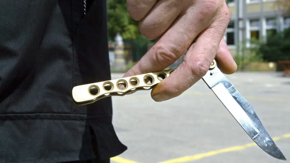 Psychisch kranker Mann greift Zivilisten und Polizeibeamte an.
Ein Junge hält auf dem Hof einer Schule ein so genanntes Butterflymesser in seiner Hand (gestellte Szene vom 13.08.2003, Illustration zum Thema Schulgewalt). Lehrer und Polizei müssen nach Ansicht der Deutschen Polizeigewerkschaft (DPolG) rechtzeitig gemeinsame Strategien gegen Gewalt an Schulen entwickeln. Wenn die Polizei komme, dann sei im Regelfall das Kind schon in den Brunnen gefallen. Man müsse früher miteinander reden, sagte der Gewerkschafts- Vorsitzende Speck am Freitag (31.03.2006) in einem dpa-Gespräch. Foto: Ingo Wagner (zu dpa 4196 vom 31.03.2006) +++(c) dpa - Bildfunk+++ | Verwendung weltweit