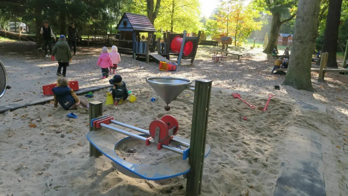 Zur Kita Heidehaus in Rauen bei Fürstenwalde gehört ein großer Spielplatz mit vielen großen und alten Bäumen.
Zur Kita Heidehaus in Rauen gehört ein großer Spielplatz.