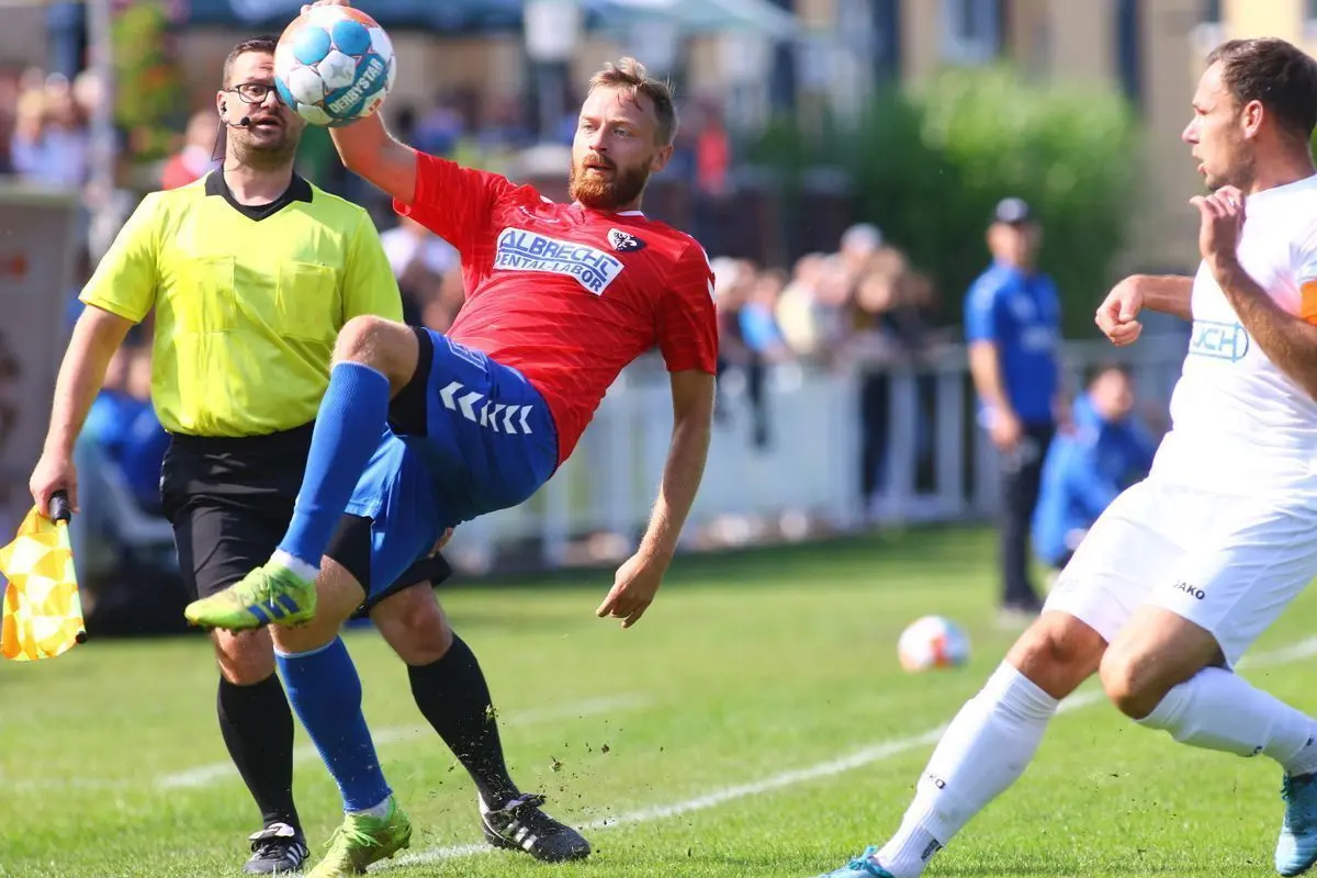 Mann mit dem Zauberfuß: Marcin Krystek (in Rot) wurde im Sommer vom SV Zehdenick beim Liga-Konkurrenten Preussen Eberswalde losgeeist.