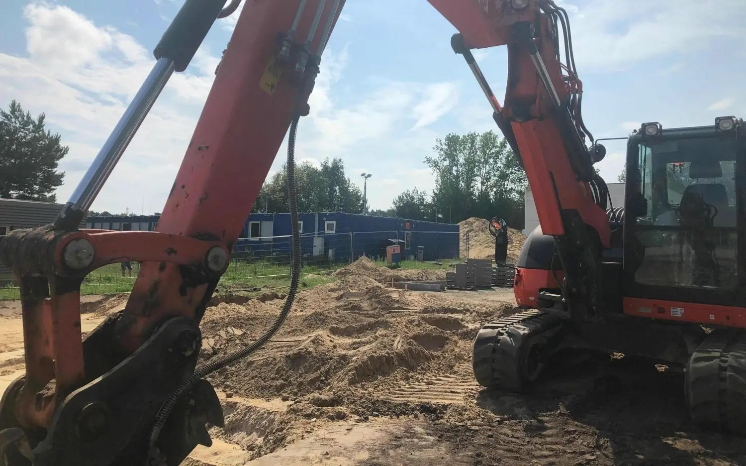 Auf dem Gelände der Erstaufnahmeeinrichtung für Asylbewerber in Eisenhüttenstadt gibt es eine große Baustelle. Alles wird für die Container vorbereitet.