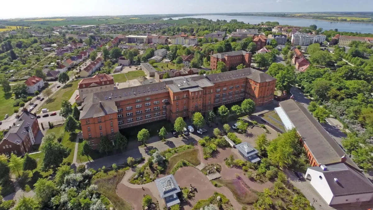 Die Uckermark wird immer „älter“. Doch was kann der „Überalterung“ und der Abwanderung jüngerer Uckermärker entgegenwirken? Im Bild: die Kreisverwaltung in Prenzlau