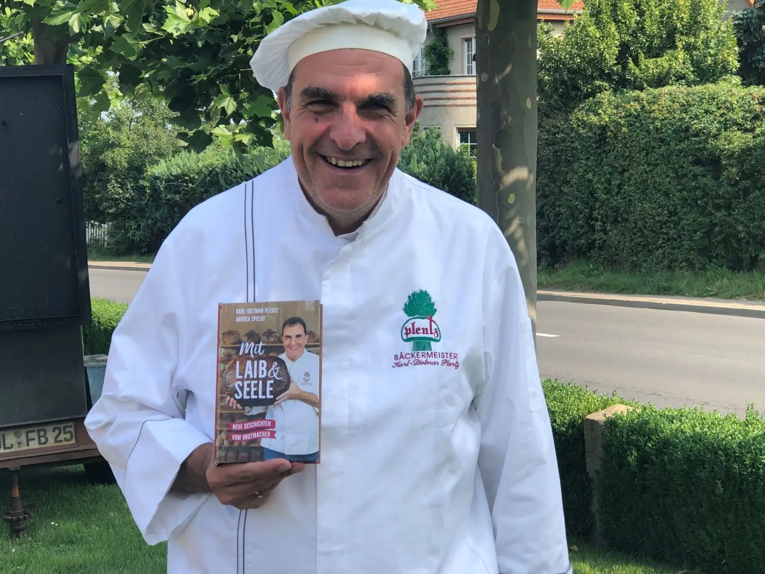 Schwantes Bäckermeister Karl-Dietmar Plentz stellt sein Buch „Mit Laib und Seele" vor. Er verarbeitet darin Erinnerungen an seine Kindheit und Jugend und das Leben in der DDR.