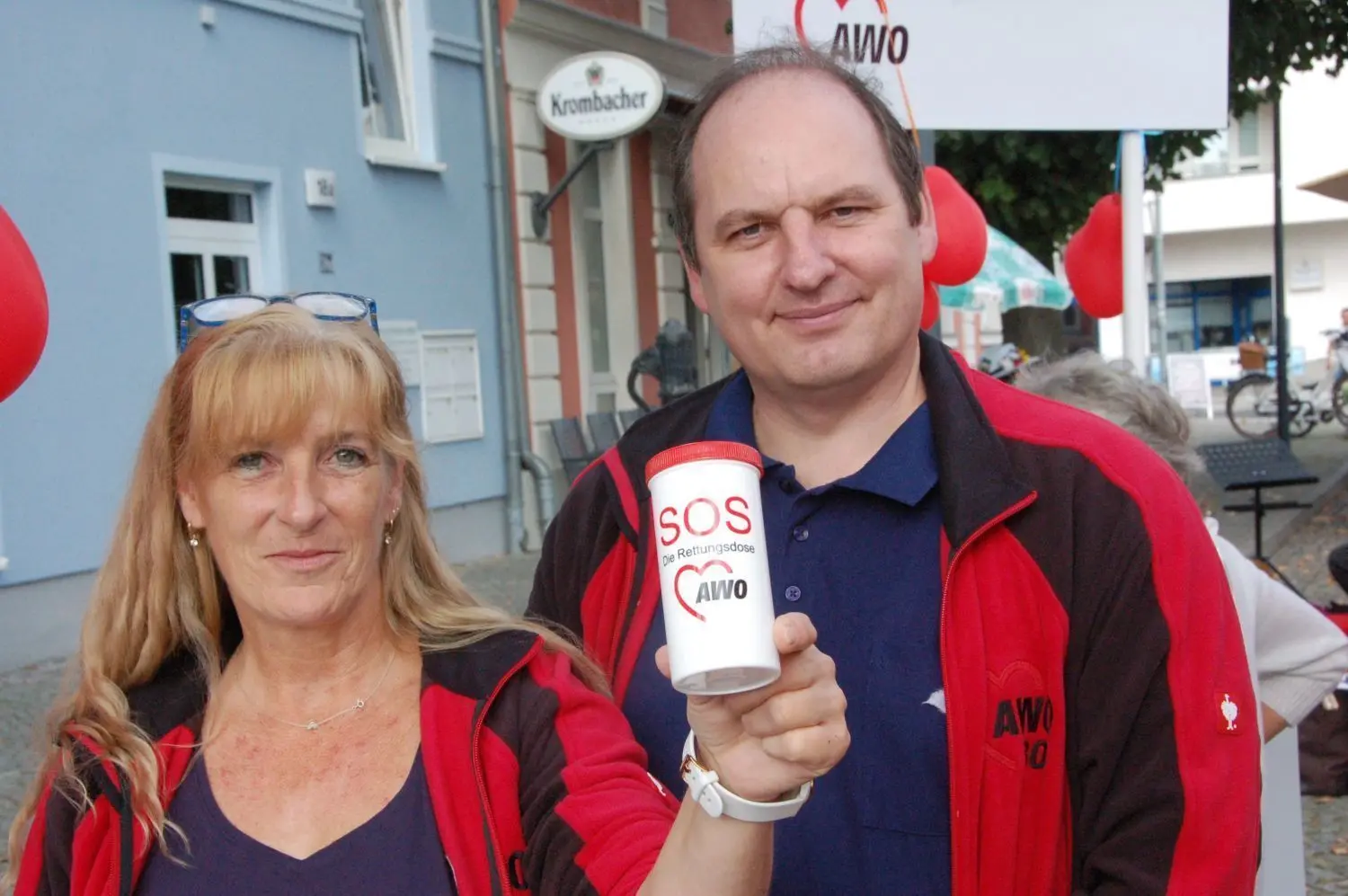 Kulturfesttage Seelow: Die AWO Märkisch-Oderland präsentiert die Rettungsdose für den Kühlschrank – die examinierte Altenpflegerin Silvia Peter und Olaf Tornow, Pflegehelfer im Sozialdienst.