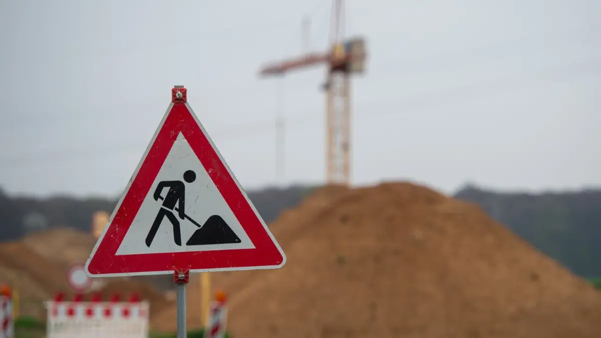 Die Gewerbeflächen in Ulm und Umgebung sind knapp. Die Hälfte der verfügbaren Flächen liegen im Science Park und sind für Forschung und Entwicklung reserviert (Symbolbild).
09.04.2019, Niedersachsen, Arnum: Vor einer Baustelle für die Ortsumgehung der Bundesstraße 3 bei Hemmingen steht ein Warnschild. Niedersachsens Kommunen klagen, dass es beim Abbau des Sanierungsstaus und den Neubauten kaum vorangeht. Foto: Christophe Gateau/dpa +++ dpa-Bildfunk +++