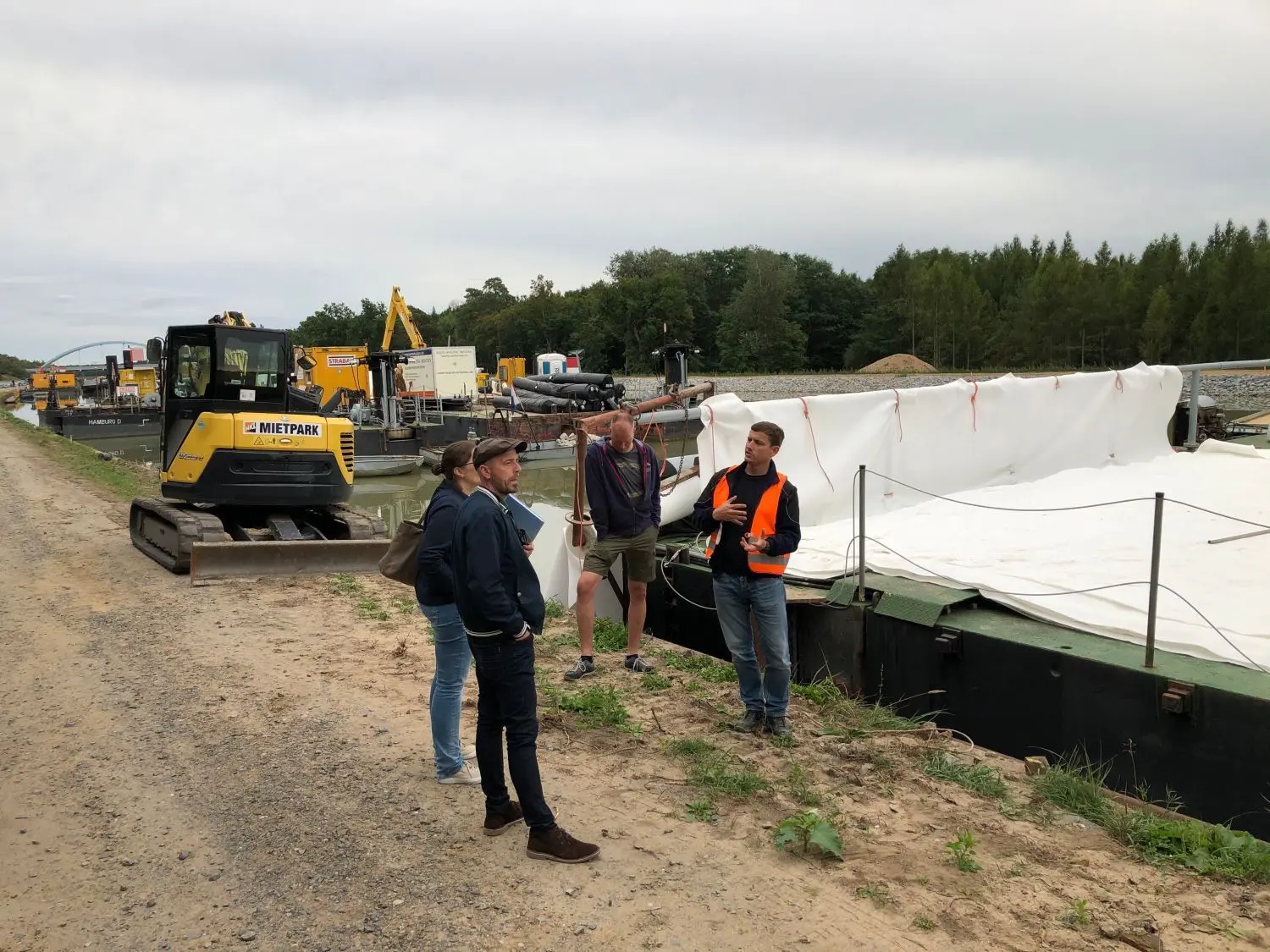 Der Schorfheider Bauausschuss lässt sich nach Feierabend an der Kanalbaustelle von Steffen Zasada (WSA) auf den neuesten Stand bringen.