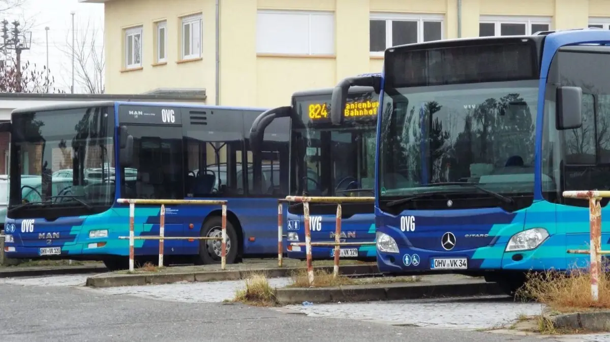 Ein Fahrer der OVG in Oberhavel hat zwei 13-Jährige aus dem Bus geworfen. (Symbolfoto)
Busse, Pause, OVG Oranienburg
Oberhavel Verkehrsgesellschaft