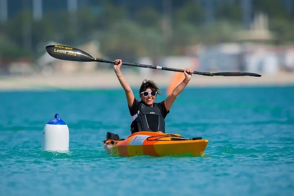 Am Ziel ihrer Träume: Die Schwedterin Leona Johs gewinnt bei den Special-Olympic-Weltspielen 2019 in den Vereinigten Arabischen Emiraten zweimal Gold und einmal Silber.