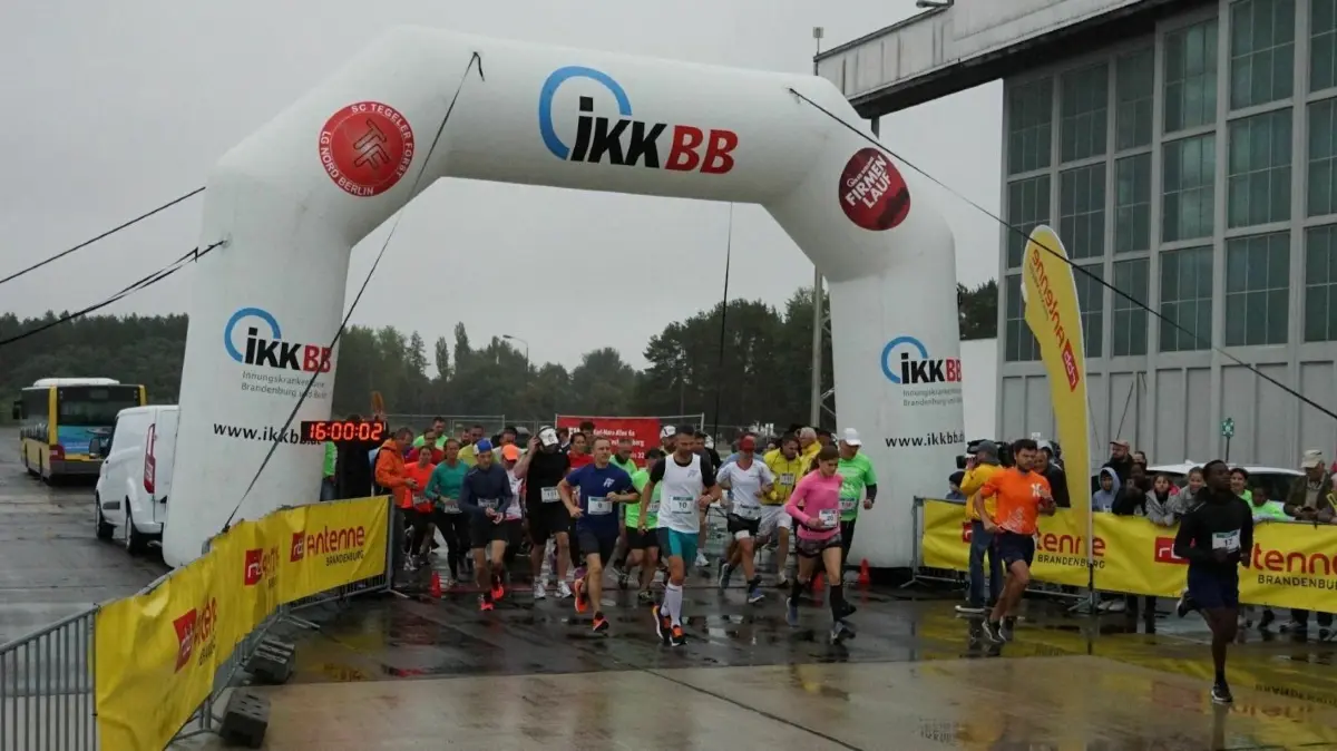 Trotz Dauerregen und Wind gingen 49 Läuferinnen und Läufer an den Start über die 7- und 14-Kilometer-Distanz.
Airport Run 2023 - Start Wertungslauf