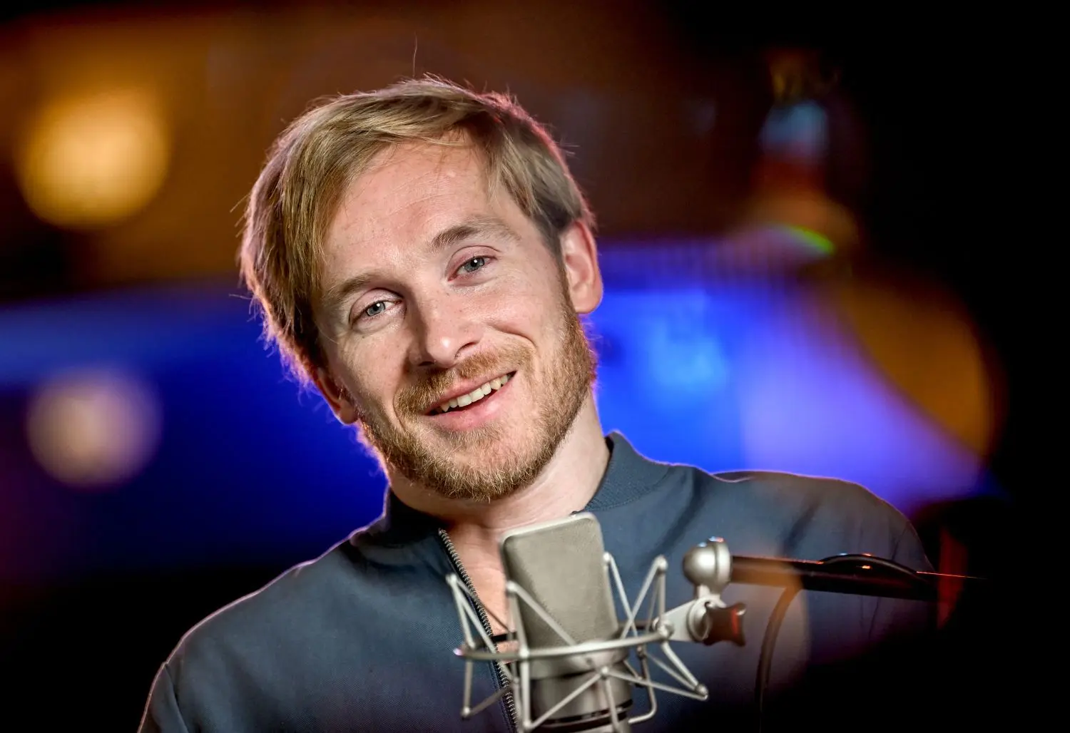 Samuel Koch bei seinem Auftritt für die Künstlerplattform "Artists Against Corona". Auf der Video-On-Demand Plattform bieten Künstler Ausschnitte aus ihrem Programm dar. Die Zuschauer können auf freiwilliger Basis ein virtuelles Ticket kaufen und damit während der Corona-Krise Künstler unterstützen.