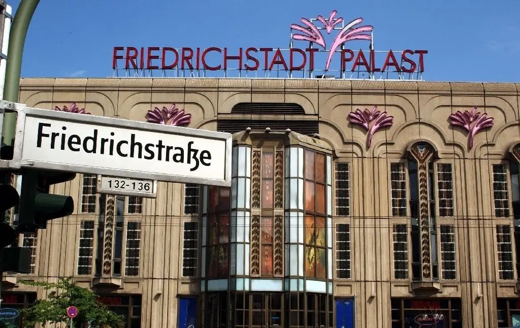 DDR-Vorzeigebau: Der Friedrichstadt-Palast ist zwar aus Betonplatten gebaut, es die Fassade mit Art-Déco-Elementen ist aber auch eine Hommage an die "Goldenen" Zwanziger Jahre.