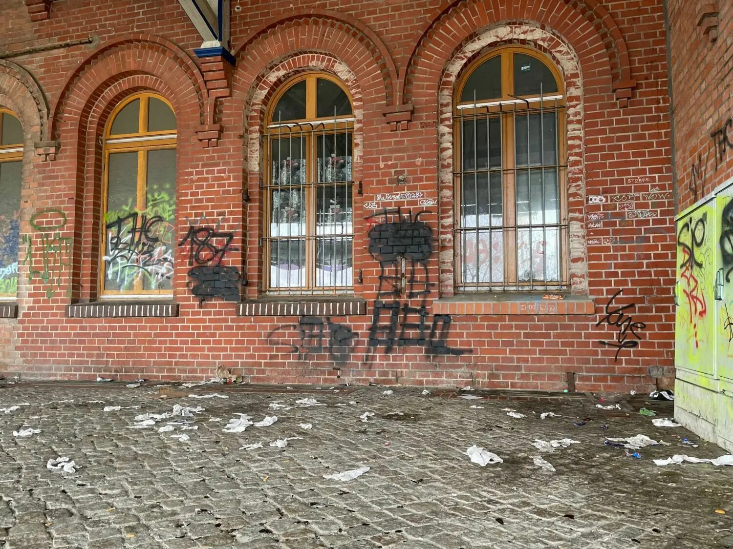 Graffiti und Müll verunstalten das eigentlich sehenswerte Gebäude.