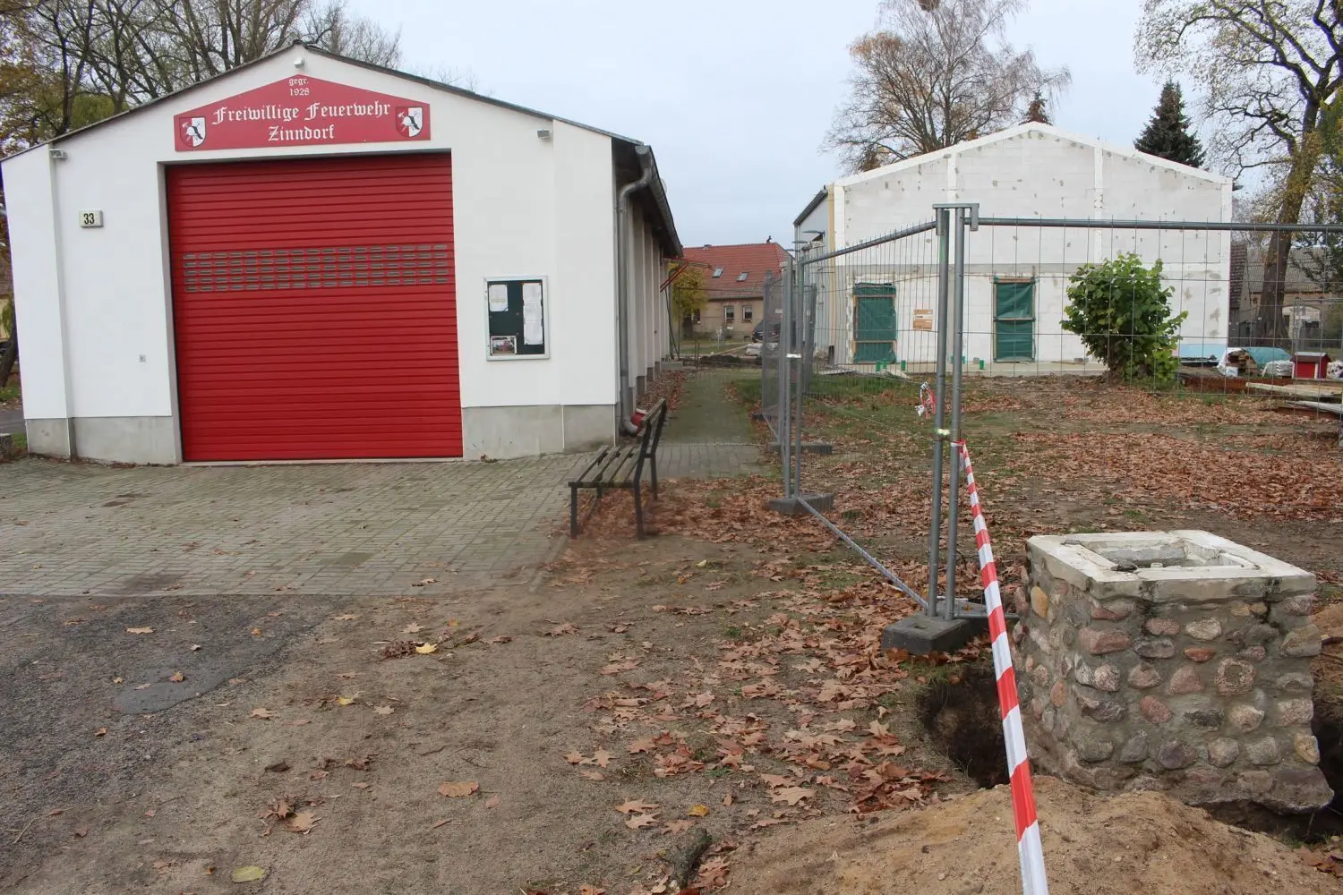 Aktuellstes Projekt: Neben dem alten Feuerwehrgerätehaus im Rehfelder Ortsteil Zinndorf, das am Ende abgerissen wird, steht schon der Rohbau des neuen Domizils mit Kostenansatz von 775.000 Euro.