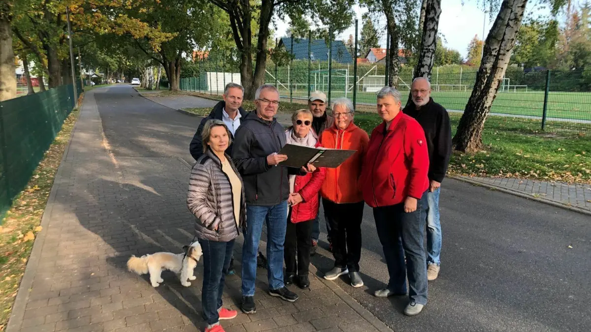 Noch trennt die Goethestraße die Sportplätze in Schönow voneinander. Nun gibt es die Idee, die Straße zu schließen und darauf ein Mehrzweckgebäude samt Zuschauertribune zu bauen. Die Anwohner sind dagegen und haben eine Petition eingereicht.
Noch trennt die Goethestraße die Sportplätze in Schönow voneinander. Nun gibt es die Idee, die Straße zu schließen und darauf ein Mehrzweckgebäude samt Zuschauertribune zu bauen. Die Anwohner sind dagegen und haben eine Petition eingereicht.