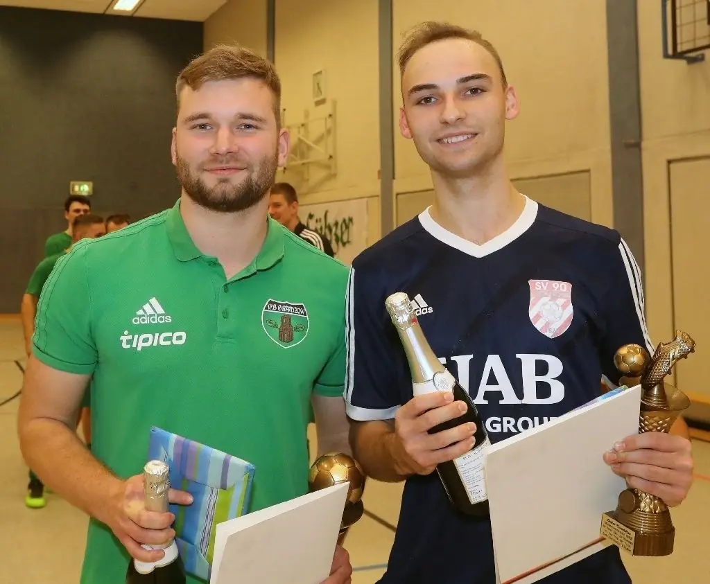 Einzelehrungen: Bester Torschütze des Dähn-Liga-Cups war Kristof Konitzer vom Titelgewinner SV Pinnow (rechts). Philipp Stein wurde bester Keeper (ein Gramzower Mitspieler nahm den Pokal entgegen).