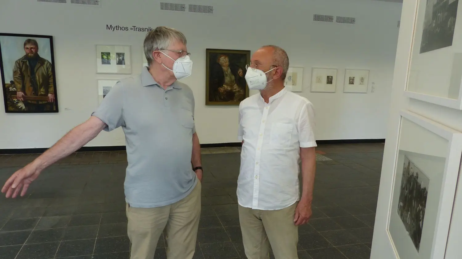 Der Fotograf Armin Herrmann (links) im Gespräch mit Herbert Schirmer, dem ehemaligen Direktor des Museums Burg Beeskow