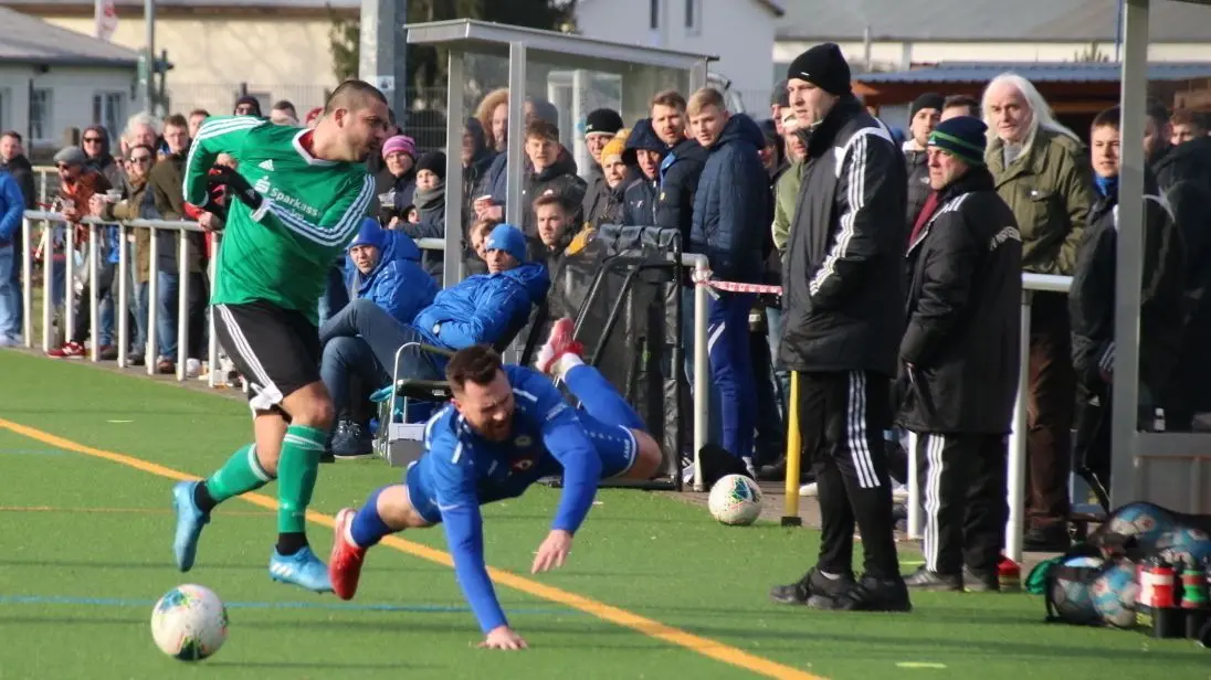 Intensive Partie: Eberswaldes Filip Ancic (links) sah nach diesem Foul an dem Oranienburger Lukas Bianchini Gelb. Später flog der Gästespieler dann sogar noch vom Platz. Preussens Trainer Matthias Kandula beobachtet die Szene.