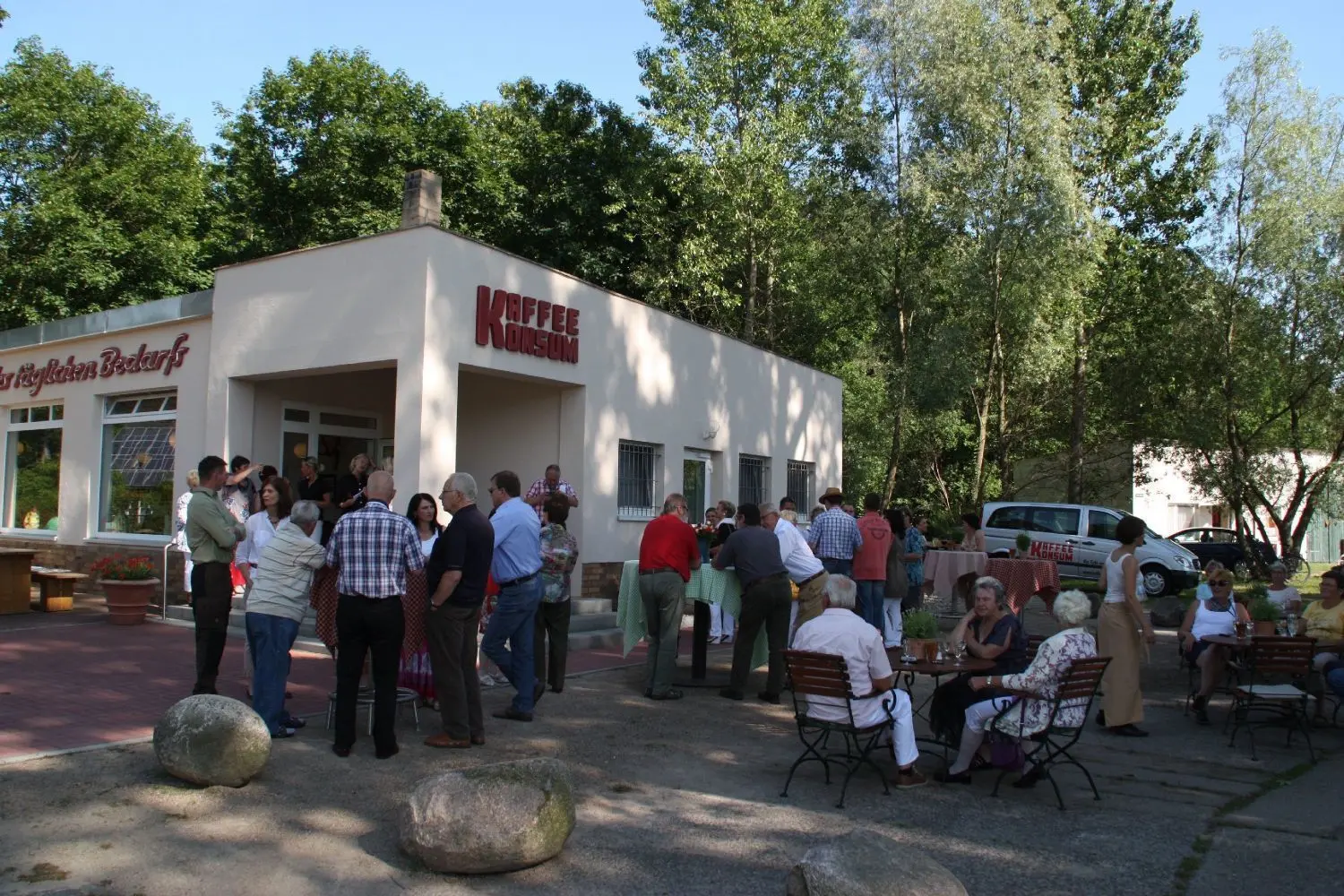 Treffpunkt: Das Kaffee Konsum im ehemaligen Dorfkonsum in Wolletz ist bisher der kulturelle Treffpunkt für Einwohner und Besucher. Dahinter soll nun ein neues modernes Gemeindezentrum gebaut werden.