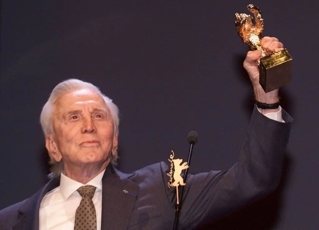 Schauspieler Kirk Douglas freut sich über den Goldenenen Bären, den er 2001 anläßlich der 51. Internationalen Filmfestspiele in Berlin für sein Lebenswerk erhalten hat.