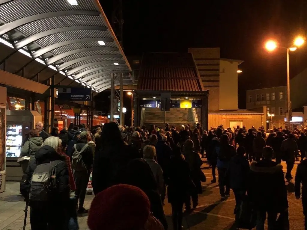 Ein Regionalexpress 1 der Deutschen Bahn endete wegen eines Notarzteinsatzes in Fürstenwalde. Bahnfahrer mussten von dort in den Schienenersatzverkehr umsteigen.