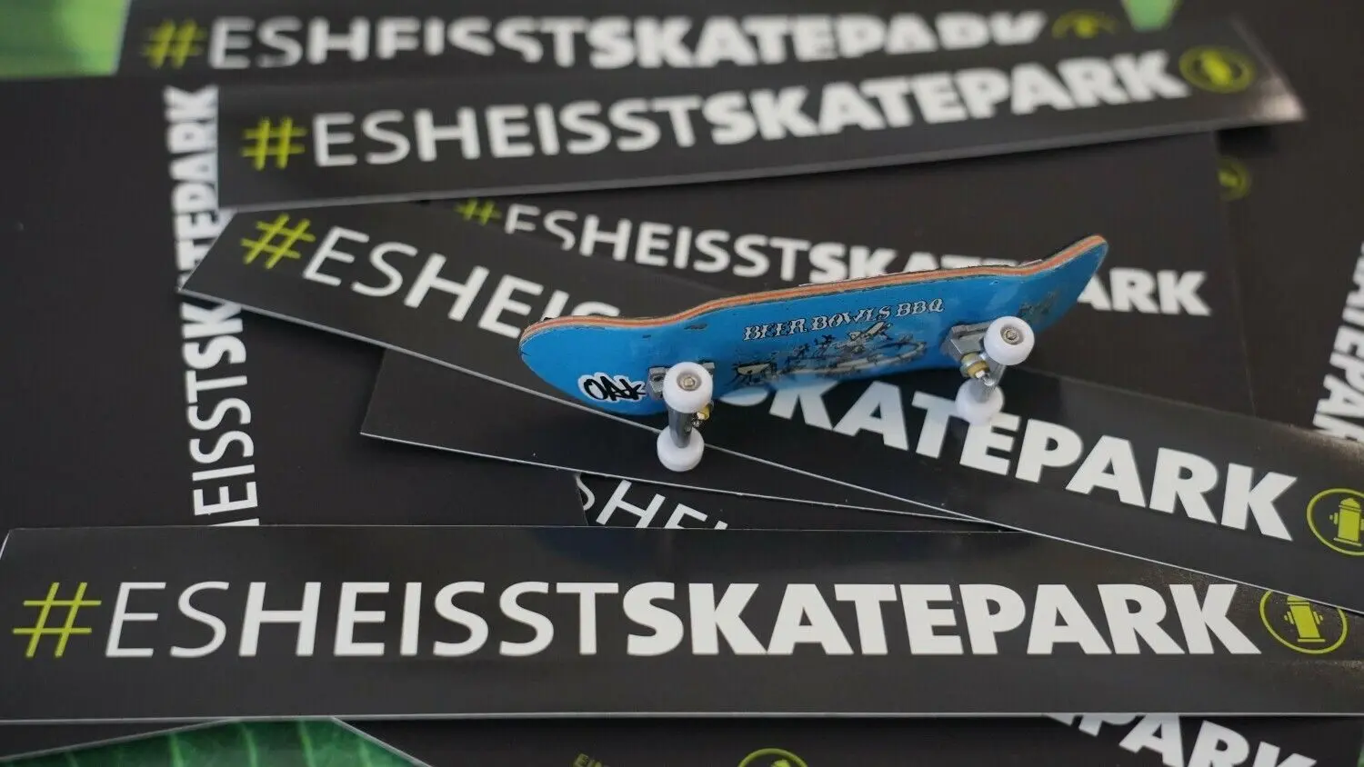 Aufkleber und Postkarten der Kampagne #esheisstskatepark erreichten die Redaktion.