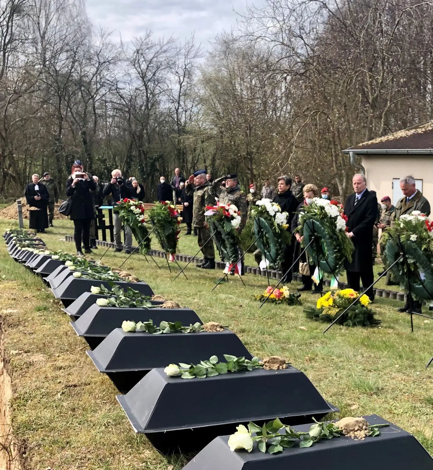 Letzte Ruhestätte für 120 deutsche Soldaten: Bei der Einbettung auf der Kriegsgräberstätte in Lietzen wurden Kränze im Namen des Landtags, der Bundeswehr, des Volksbunds Deutsche Kriegsgräberfürsorge sowie weiterer Institutionen niedergelegt.