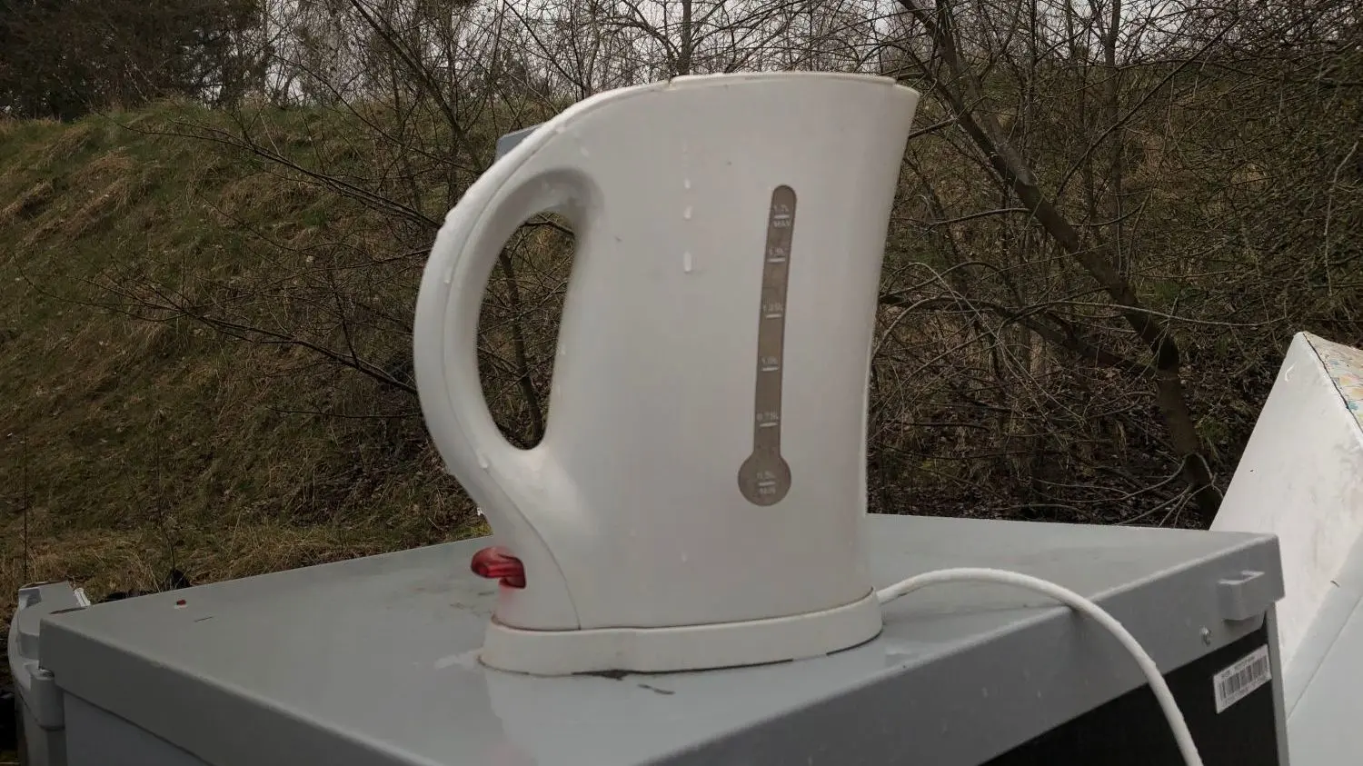 Das schäbige Verhalten der Dreck-Banditen wird nur noch von Ihrem Humor übertroffen. Auf einem alten Kühlschrank steht dieser Wasserkocher, als wenn es sich um eine Documenta-Installation handelt.  